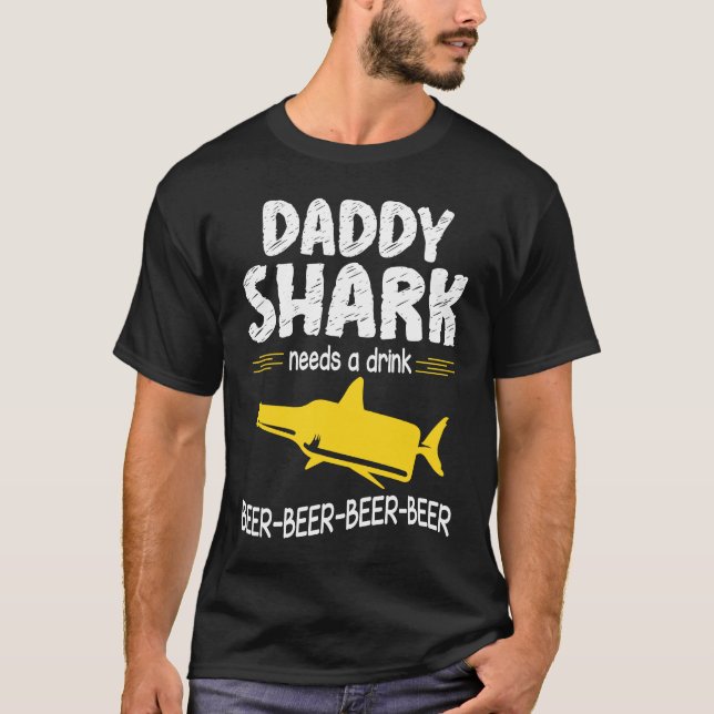 Daddy Shark Needs A Drink Beer Happy Father Day Da T Shirt (Framsida)