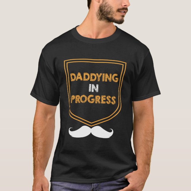 Daddying In Progress Husband Parents Mister Mom Da T Shirt (Framsida)