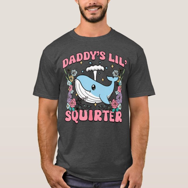 Daddy's Lill Squirter Inappropriate Unhinged Humor T Shirt (Framsida)