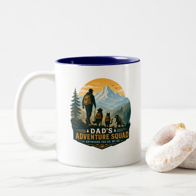 Dad's Adventure Squad Retro Mountain Hiking Gift Två-Tonad Mugg (Med munk)