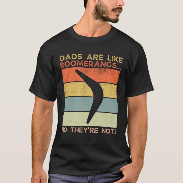 Dads Are Like Boomerangs Dad Humor T Shirt (Framsida)