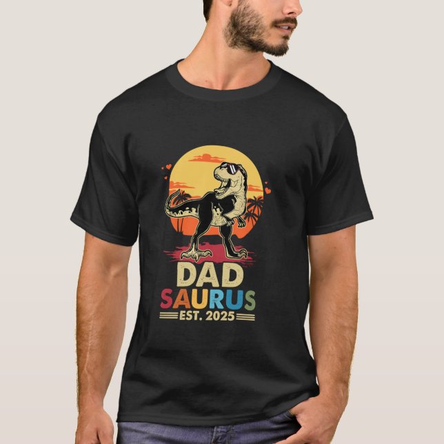 Dadsaurus Trex Dinosaur Pappa Saurus Est 2025 Fami T Shirt (Framsida)