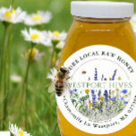 Daety Wildblommhoney-etikett Pure Local Raw Runt Klistermärke<br><div class="desc">Honeybee med lokala blommor - såsom kamomill,  lavender,  daisy,  kornblomma,  drottning Anne's snöre - inneslutna i ett enkelt guld-cirkulärt ram. Apiary namn visas i mitten av etiketten i ett typsnitt för avslappnaden.</div>