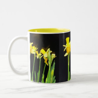 Daffodil-te och kaffe mugg