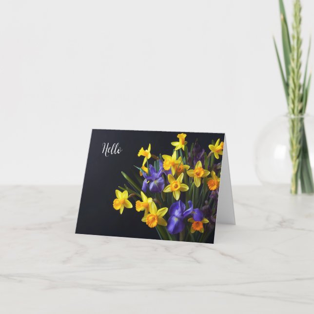 Daffodils och iris på mörkens bakgrund tack kort (Framsida)