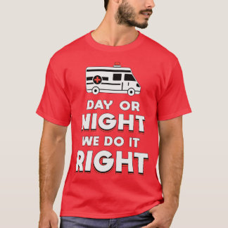 Dag eller natt gör vi det Högerna Ambulance Driver T Shirt