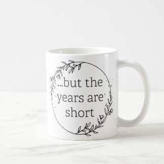Dagar är långa år är korta kaffemugg