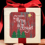 Dagar är ren Bright Träd Star-skript, Rustic Wood Fyrkantigt Klistermärke<br><div class="desc">"Må era dagar vara goda och klara." En lekfull illustration av ett rödskript, typografiskt citat, grönt träd, och en guld glitter-stjärna mot en rustik röd land lada-bakgrund hjälper dig att vakna i jul och nyår. Känn julhelgens värme och glädje när du användor den här söta anpassningsbarna och roligten. Matchande och...</div>