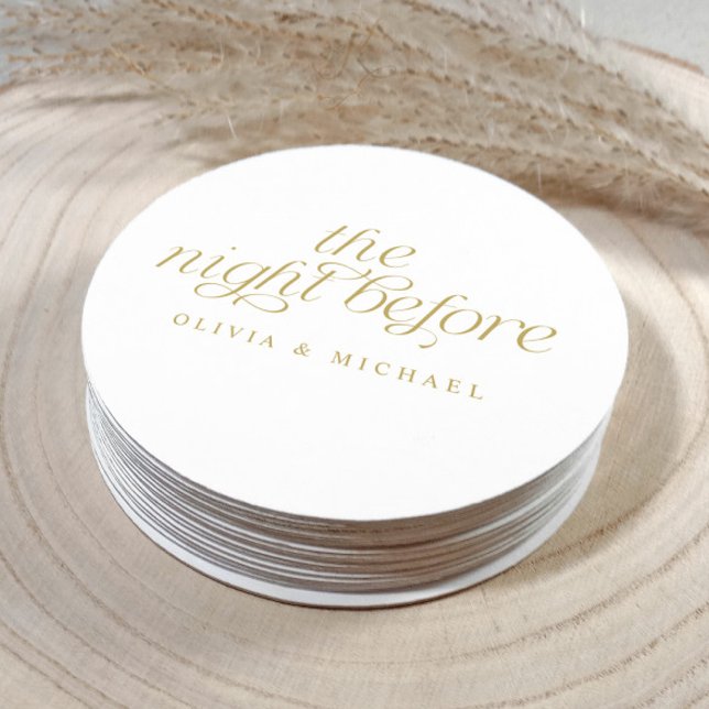 Dagen före guldbröllopsrepetition middag underlägg papper rund (Elegant gold circle coasters with “the night before” design for rehearsal dinner decor.)