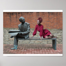 Dagens besökare inkluderade en flirtig dam i rött. poster