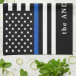 Dagens Thin Blue Line Personlig Namn polis Kökshandduk<br><div class="desc">Tunn Flagga-kökshandduk - USA Amerikansk flagga i Police Flagga färg, modern svartblå design . Perfekt till polistjänstemannens, polisens mamma och polisens hustru. Anpassa till polistjänstemannens namn, och/eller passernummer, eller till namn. Den här tunna blå handduken är perfekt för tillsatta lagar och poliser. . COPYRIGHT © 2020 Judy Burrows, Black Hund...</div>