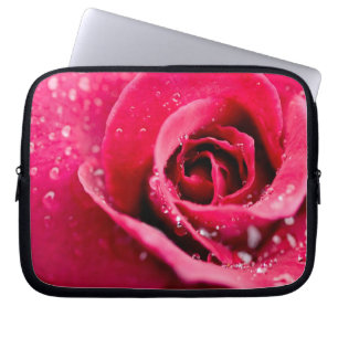 Dagg tappar på rosa elektronik hänger lös laptop sleeve