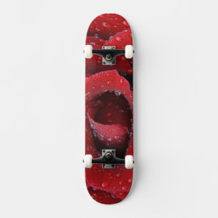 Daggbevakad röd ros dekorerar gravplatsen i old school skateboard bräda 21,6 cm