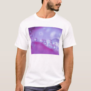Daggdroppar på blomblad abstrakt. t shirt