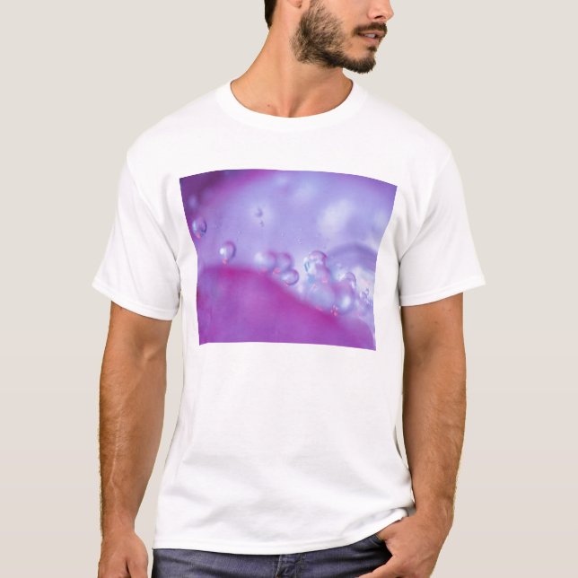 Daggdroppar på blomblad abstrakt. t shirt (Framsida)