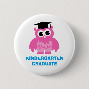Dagisstudenten knäppas med den gulliga ungeugglan knapp