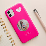Daglig shock rosa-foto och namn-personlig<br><div class="desc">Lägg till ditt fotomonogram och namn personlig shock rosa magenta iphone case. Perfekt är en viktig gåva till en flicka på födelsedagen,  Sweet 16,  Quinceanera,  jul,  Alla hjärtans dag,  studenten eller något annat tillfälle.</div>