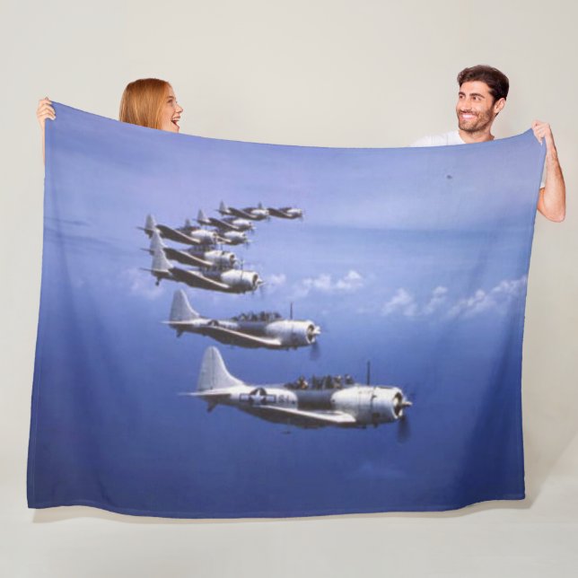 DAGOLESS DIVE BOMBERS FLEECEFILT (På plats)