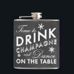 Dags att dricka Champagne Chalkboard-Helgdag Fickplunta<br><div class="desc">Det här är en roligt och flirt-kolv som säger "Dags att dricka champagne och dans på Bord" på en krita som dekoreras med snöflingor,  skapar den en perfekt på 21:a födelsedagspresent,  helgdag eller bachelorette-gåva.</div>