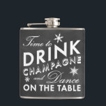 Dags att dricka Champagne Chalkboard-Helgdag Fickplunta<br><div class="desc">Det här är en roligt och flirt-kolv som säger "Dags att dricka champagne och dans på Bord" på en krita som dekoreras med snöflingor,  skapar den en perfekt på 21:a födelsedagspresent,  helgdag eller bachelorette-gåva.</div>