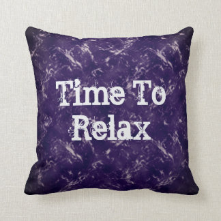 Dags att slappna av vid Vibrant Abstrakts Lila Kudde