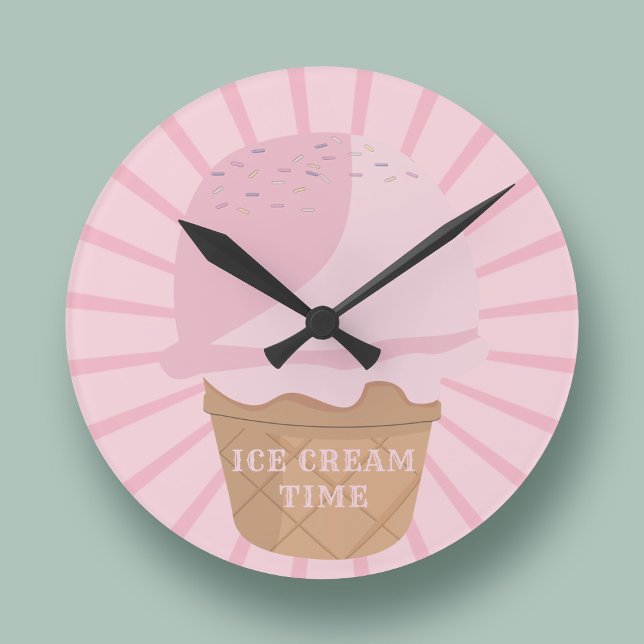 Dags för Rosa av köksväggen för iskräm Rund Klocka (It's always time for ice cream! A cute pink clock with text you can customize)