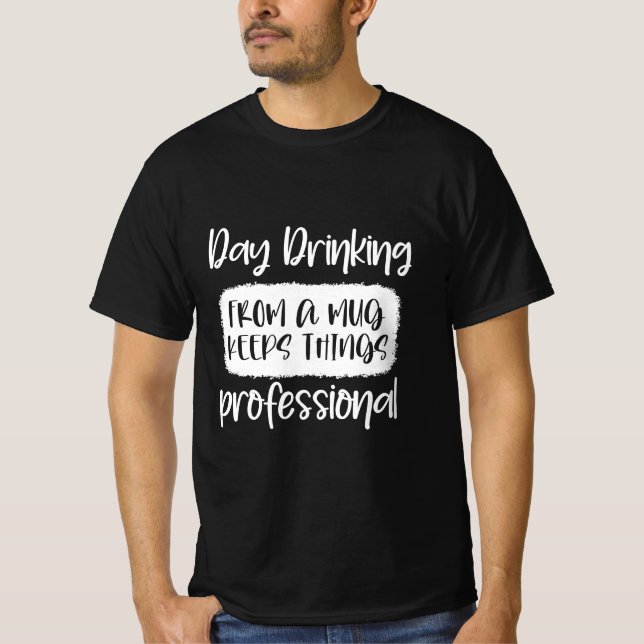 Dagsdrickande från mugg behålla sak professionell t shirt (Framsida)