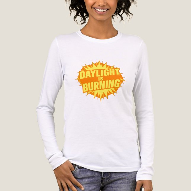Dagsljus Brinner T Shirt (Framsida)