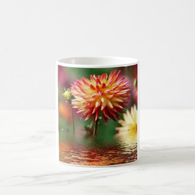 Dahlia-blomman ovanför vatten kaffemugg (Center)