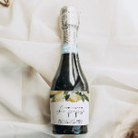 DAHLIA Lemon Citrus Fruit Pop det när hon slår<br><div class="desc">Den här mini-mousserande vin-etiketten har vattenfärgscitroner med vita blommor och ett handskrivet roligt-typsnitt. Den här "stoppa den när hon poppar"-etiketten är perfekt för din könsneutrala lilla klämmande citrusbabydusch eller gender avslöjar party.</div>