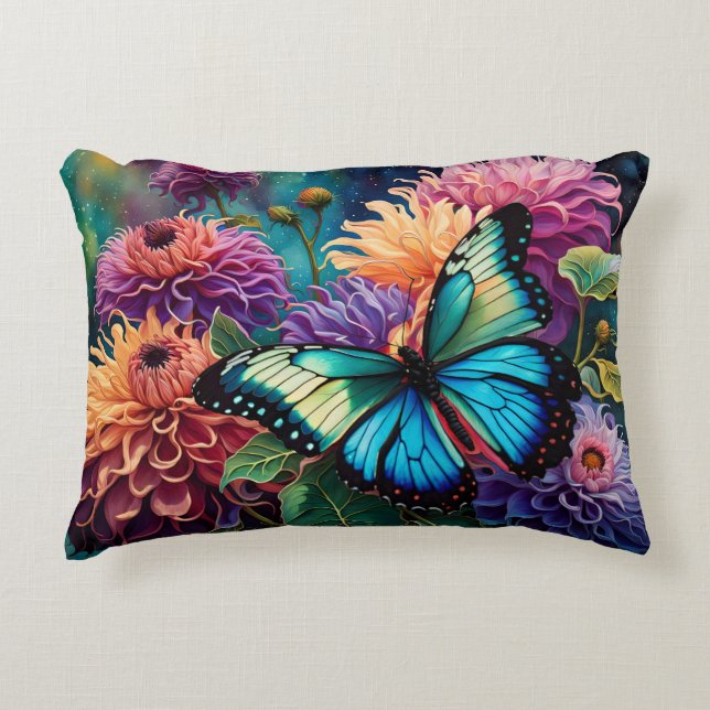 Dahlias and Iridescent Blue Grönt Butterfly Prydnadskudde (Framsidan)