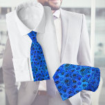 Dahlias in royal blue - blommigt design, slips<br><div class="desc">Den här halsen har en opulent mönster med fantastiska dahlias i royal blå. Vackert kostym-tillbehör för varje man!</div>