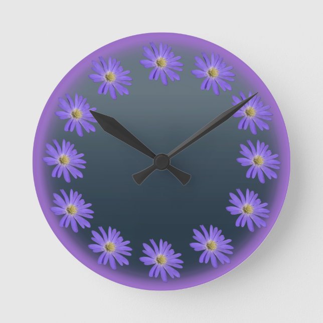 Daisy Clock Lila Daisys Blue Flower Wall Clock Rund Klocka (Framsida)