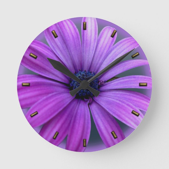Daisy Clock Lila Daisys Blue Flower Wall Clock Rund Klocka (Framsida)