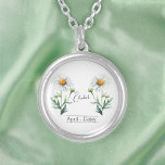 Daisy för födelsemånad Flower April Silverpläterat Halsband<br><div class="desc">Daisy från födelsemånaden blomma från april med en illustration av en daisy blomma. Under blomman skrivs namn i ett elegant-skript. Under namn är det stater "April - Daisy" som anger att födelsemånaden är april och att födelseblomman är daisyn. Det är ett personlig halsband, skapat som en tankefull gåva till någon...</div>