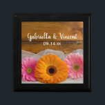 Daisy Trio Land Barn Bröllop Minnesask<br><div class="desc">Anpassa den rustiska chicen stil Daisy Trio Land Barn Bröllop Gift Box med den personliga namnen av briden och brudgummen och giftermål-ceremonin för att skapa en keepsaksgåva till bruden eller hennes brudgummar. Den här anpassningsbarna av avslappnad eller den westerna temat bröllop-presentboxen innehåller ett foto med exakt blommigt av två rosa...</div>