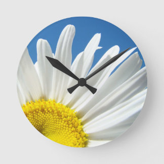 Daisyblommaväggen tar tid på rund klocka