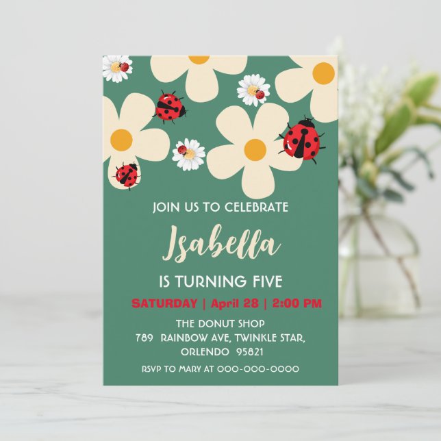 Daisyn Flower Birthday, Cute Red Polka dot Ladybug Inbjudningar (Stående Fram)