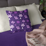Daisyn Flower Mönster Blommigt Lila Kudde<br><div class="desc">Söt royal lila och lavender-blommor dekorerar detta söta violetta blommönster med vackra vita hjärtan och coolor. Snygg dekorativ kudde att gå med sängen för ett flicksovrum. Fyll i din roligt,  feminin-rummet med det här utseendet.</div>