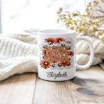 Daisyn för jokblommor för det anpassade namnet för kaffemugg<br><div class="desc">Gratulera till kärlek och glädjen moderskap med vårt eget namn Retro Daisy Wildblomma Coffee Mugg i Hippie Mamma. Den här charmerande mugg har en reflexinspirerad design med vackra blommor av daisy i mjuka, ärliga toner, som utstrålar den skonsamma andan från hippie-eran. "Mamma" i ord visas på ett lekfullt sätt i...</div>
