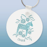Dala Horse Swedish Folk Art Teal Grönt eget namn Nyckelring<br><div class="desc">En teal grönt och vit målning av en svensk Dala Horse. Snyggt till jul,  eller till häst och ponny älskare när som helst på året. Ändra namn för att anpassa.</div>