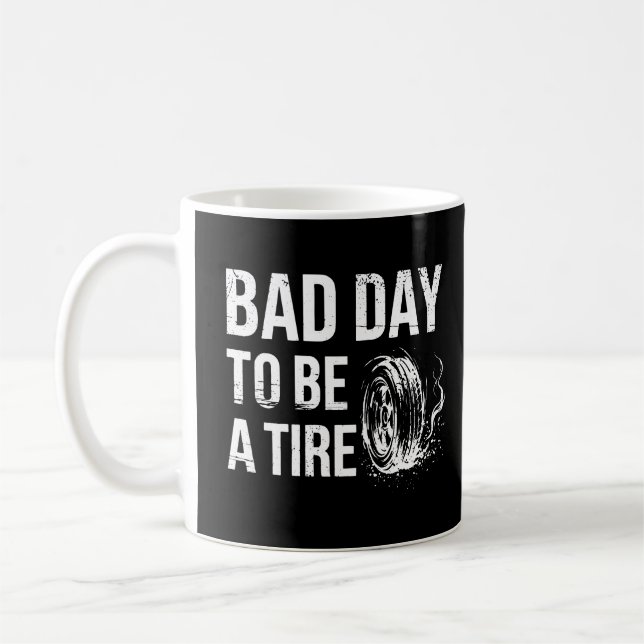 Dålig Dag Att Vara Ett Däck Bil Bränna Kaffemugg (Vänster)