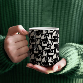 Dålig katter som knackar Saker över, vit katter på Kaffemugg