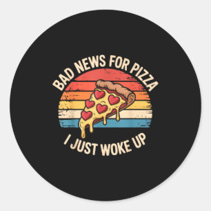 Dåliga Nyheter För Pizza Jag Vaknade Just T-shirt. Runt Klistermärke