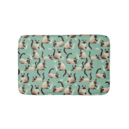 Dåliga siamesiska katter som knackar Saker över Badrumsmatta