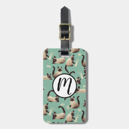 Dåliga siamesiska katter som knackar Saker över Bagagebricka