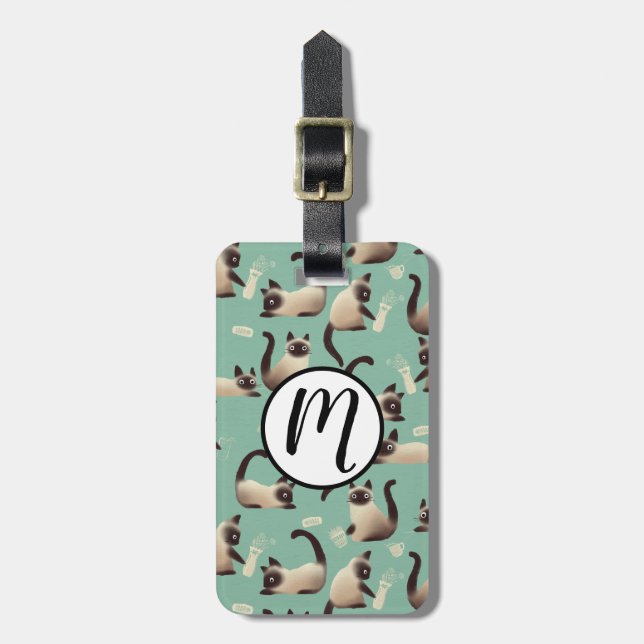 Dåliga siamesiska katter som knackar Saker över Bagagebricka (Vertikal Framsida)