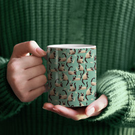 Dåliga siamesiska katter som knackar Saker över Kaffemugg