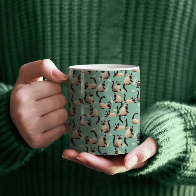 Dåliga siamesiska katter som knackar Saker över Kaffemugg (Bad Siamese Cats Knocking Stuff Over Mug)