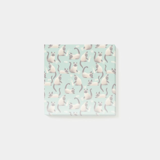 Dåliga siamesiska katter som knackar Saker över Post-it Block (Framsida)